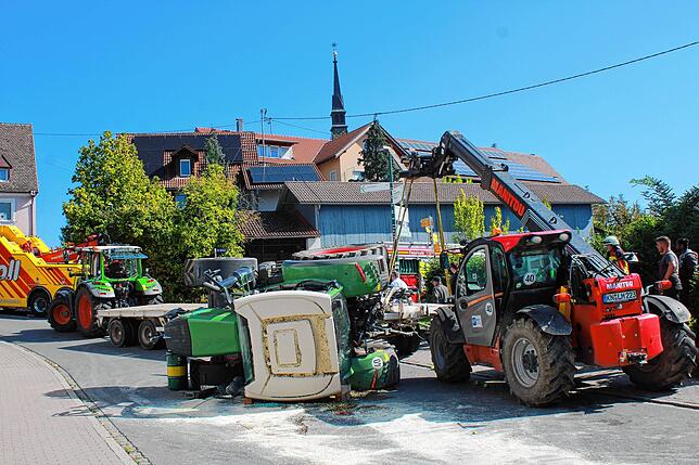 Bild 4: Wahlwies: Bilder - Bergung des umgekippten Traktors in der Adler-Kurve!