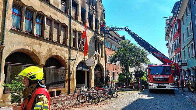 Blick durch die zerstörten Fenster: Neben den zahlreichen Einsatzkräften sind auch Statiker vor Ort. Sie überprüfen, ob das Gebäude ...