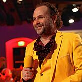 Die Stimme aus dem Off bremst Moderator Rainer Vollmer kurzzeitig aus, doch das werden die Fernsehzuschauer nicht miterleben.