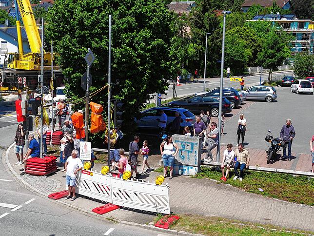 Keine alltägliche Bauarbeiten: Am Montag kamen hunderte Schaulustiger zusammen, um sich die Arbeiten anzuschauen.