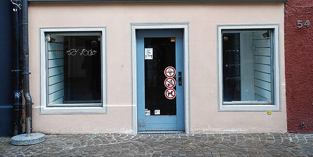 Hussenstraße 56 im September. Das Licht ist aus, die Waren sind weg – hier wird derzeit nichts verkauft.