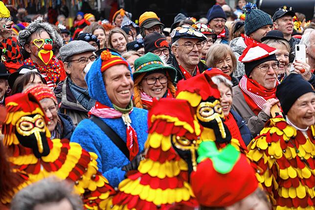 Gute Laune auf dem Marktplatz währen der närrischen Machtübernahme &ndash; zuerst durch die Narrizella, danach durch die Froschenzunft.