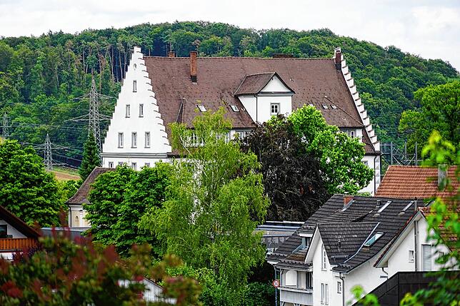 Die Propstei wird auch Schloss Gurtweil genannt und überragt die meisten Gebäude des Ortsteils. Von Richtung Kaitle kommend ist sie am ...