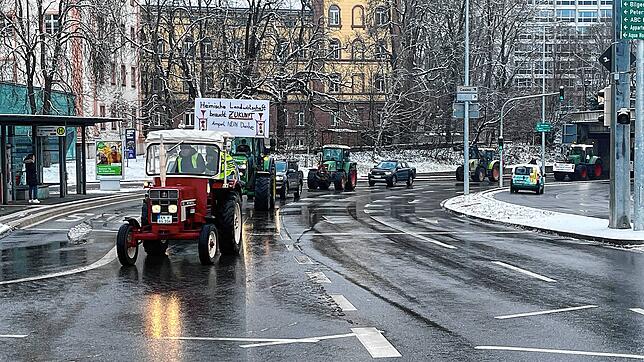 Inzwischen sind die ersten Traktoren in Konstanz eingetroffen. Hier rollen sie über den Sternenplatz. Anschließend fahren sie weiter ...