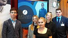 Marco Landesvatter (rechts) und Natalie Goy (vorne) zusammen mit ihren Mitschülern gründeten die Artemis GmbH, die stylische Männermode ...
