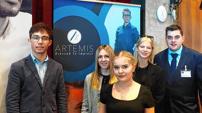 Marco Landesvatter (rechts) und Natalie Goy (vorne) zusammen mit ihren Mitschülern gründeten die Artemis GmbH, die stylische Männermode ...