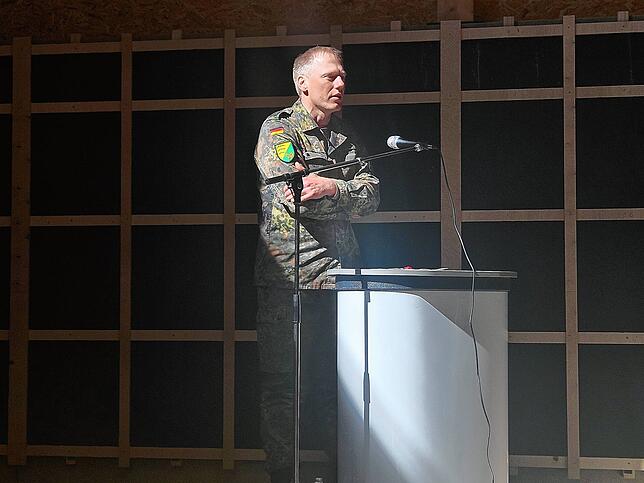 Oberstleutnant Timo Elbertzhagen betont die Wichtigkeit der Sporthalle.