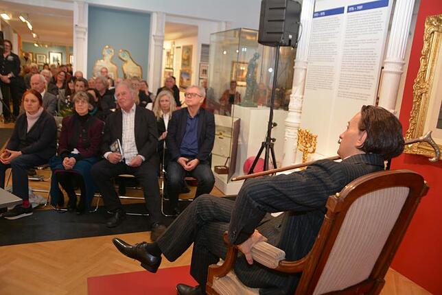 In Augenhöhe mit "Salvador Dalí" saßen die Besucher, darunter die Familie Walser in der ersten Reihe, bei der Buchpräsentation in der ...