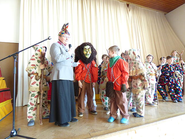 Auch zwei Kinder aus der Ittendorfer Narrenzunft Guggenbichler sind bei der Häservorstellung in der Jakob-Gretser-Grundschule dabei.