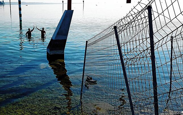 Bild 4: Morgens, halb 11, auf Klein-Venedig: Zwei Freundinnen schwimmen ohne Grenzen