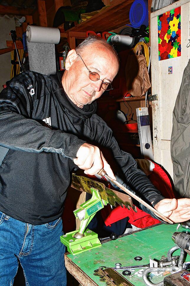 Selbst ist der Mann: Als gelernter Werkzeugmacher weiß sich Jürgen Lonardoni immer zu helfen. Hier schleift er das Mulchmesser.