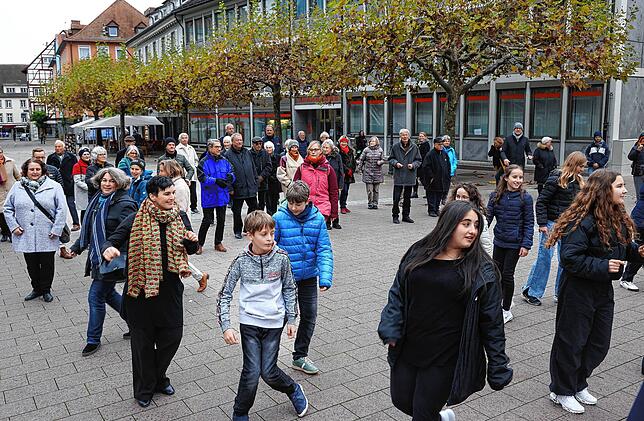 Ungewohntes Bild an einem Volkstrauertag: Schüler der Gerhard-Thielcke-Realschule tanzen auf dem Marktplatz in Radolfzell.
