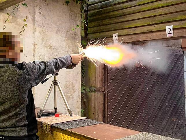 Auch der Angeklagte im Fall der vermissten Jasmin M, Robert S., war Hobby-Sportschütze und veröffentlichte von sich selbst Fotos, wie er ...