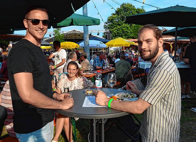Bild 9: Beim Bermatinger Weinfest wird auch am Samstag gefeiert! Wir haben die besten Bilder – Teil 2