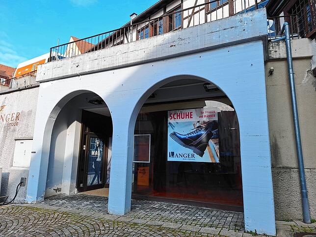 Dort, wo früher das Kaufhaus Woolworth war, entsteht eine Tiefgarage mit acht Stellplätzen. Die mittlere Säule kommt weg.