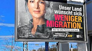 Hängt Wochen nach der Wahl immer noch am Villinger Bahnhof: die gestrenge Frau Wagenknecht.