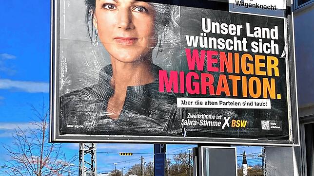 Hängt Wochen nach der Wahl immer noch am Villinger Bahnhof: die gestrenge Frau Wagenknecht.