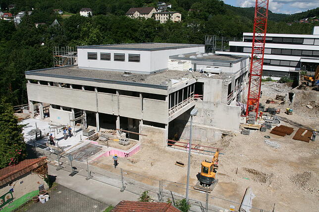 Bild 3: So hat sich die Waldshuter Stadthalle von außen während der Sanierungsarbeiten verwandelt