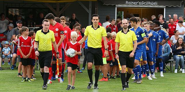 Souverän: Für Schiedsrichter Mathias Heilig und seine Assistenten Philipp Wendt (links) und Lukas Gäng war das Testspiel zwischen den ...