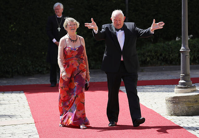 25.07.2019, Bayern, Bayreuth: Günter Beckstein (CSU), früherer Bayerischer Ministerpräsident, kommt mit seiner Frau Marga zum Beginn der ...