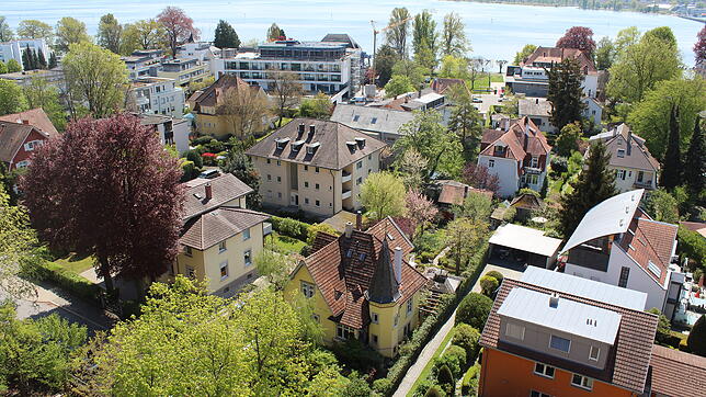 Blick vom Turm des Suso-Gymnasiums über das südliche Musikerviertel auf den Konstanzer Tichter. Bei dem gelben Haus im Vordergrund mit ...