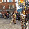 Die Kindertschättermusik marschiert hinab zur Laufenbrücke.