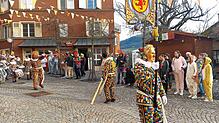 Die Kindertschättermusik marschiert hinab zur Laufenbrücke.