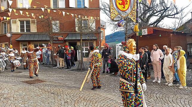 Die Kindertschättermusik marschiert hinab zur Laufenbrücke.