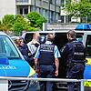 Der Mann wird von den Polizisten zu einem Streifenwagen eskortiert, er soll zur Vernehmung auf das Revier gebracht werden.