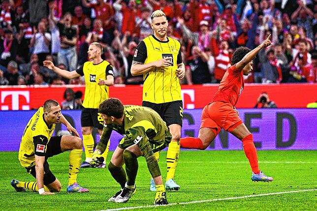 Münchens Serge Gnabry (r) bejubelt sein Tor zum 2:1.