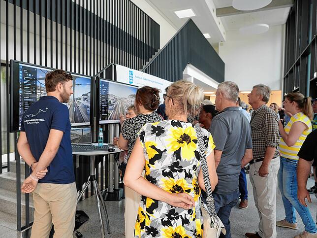 Im Foyer der Stadthalle waren Informationsstände aufgebaut, die stets umringt waren.