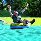 Es gibt zwei Tubingbahnen im Spaßpark, auf dem mit einem Gummireifen ein Hang heruntergefahren werden kann.