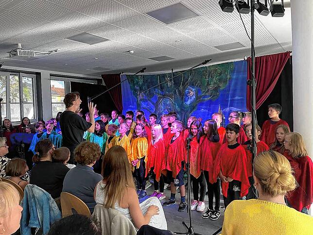 An der Johann-Peter-Hebel-Schule in Tiengen sind jetzt schon Gelder des Startchancen-Programms geflossen, auch zur Einstudierung und ...