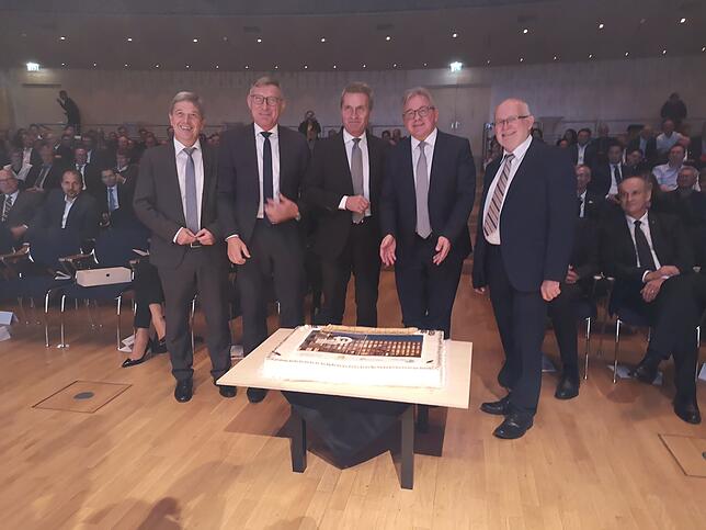 Zur Feier des Tages wird eine eigens angefertigte Torte angeschnitten.