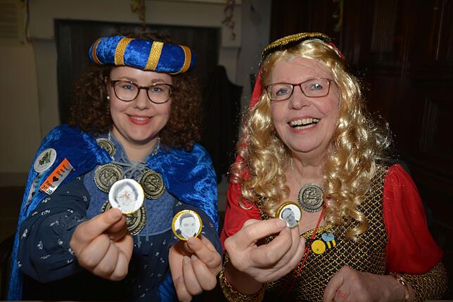 Die Überlinger Münze lebt wieder auf, etwa dank Lina Kohl (links) und Ursula Vollmer.