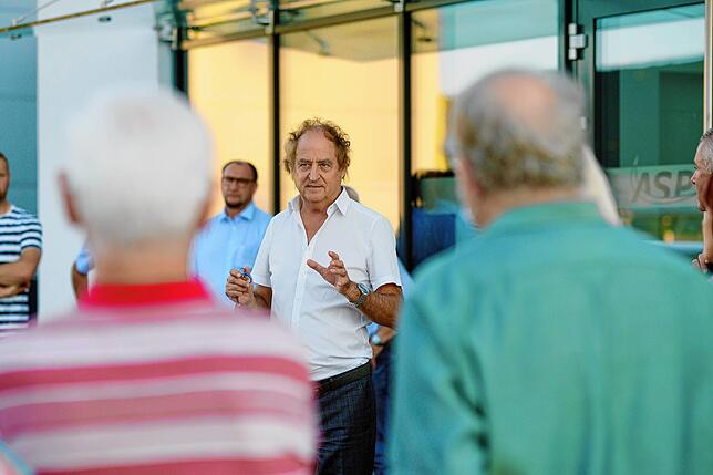 Der Landtagsabgeordnete Klaus Hoher (Hintergrund) stößt während des Rundgangs dazu. Hier lauscht er den Ausführungen von Waldemar ...