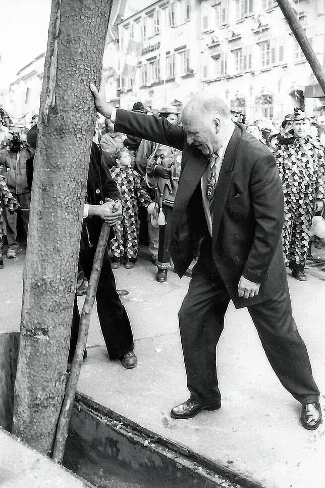 Erwin Vetter stand 1992 am Narrenbaum in Stockach.