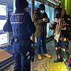 Kontrolle am Fasnetssamstag in der Überlinger Innenstadt: Ein Hänsele muss auf der Hofstatt seine Personalien abgeben.