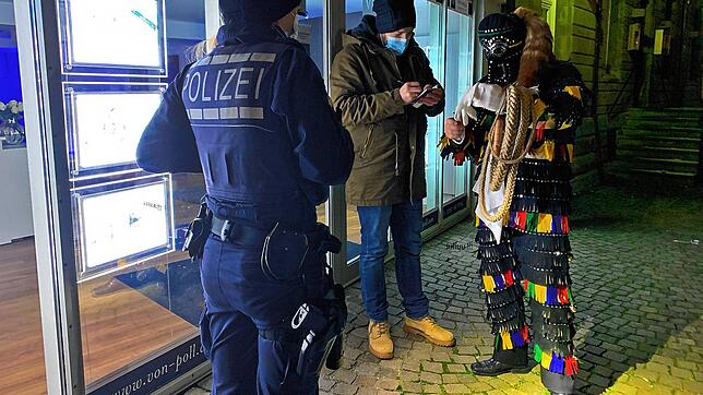 Kontrolle am Fasnetssamstag in der Überlinger Innenstadt: Ein Hänsele muss auf der Hofstatt seine Personalien abgeben.