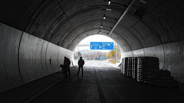 In vier Wochen werden hier Autos und Lastwagen durchfahren.