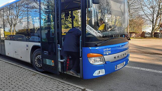 Ein Fahrgast steigt auf der Seebauernhöhe in einen Linienbus. Ab Sonntag, 11. Dezember, wird die Anbindung des Wohngebiets Seebauernhöhe ...