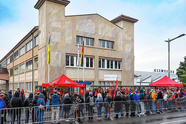 Rund 200 Gewerkschaftsmitglieder versammelten sich im November vor dem Allweiler-Betriebsgebäude zum Streiken. Wie sicher sind die Jobs ...