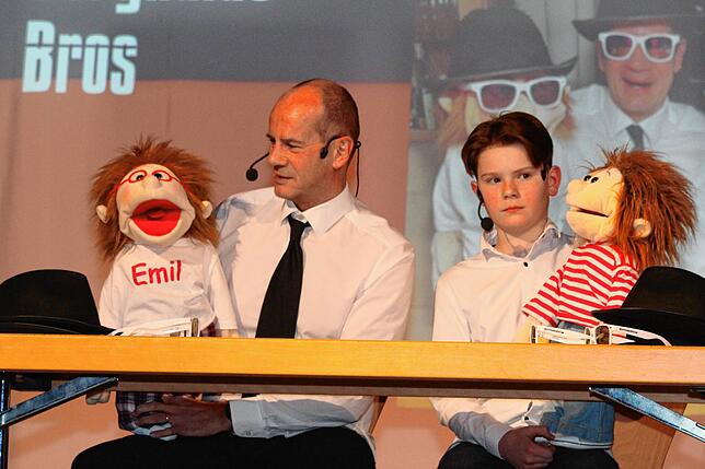 Was passiert, wenn der Bauch zu reden beginnt: Wolfgang Blender (links) mit Emil und Luca Marx mit Stuart wissen es.