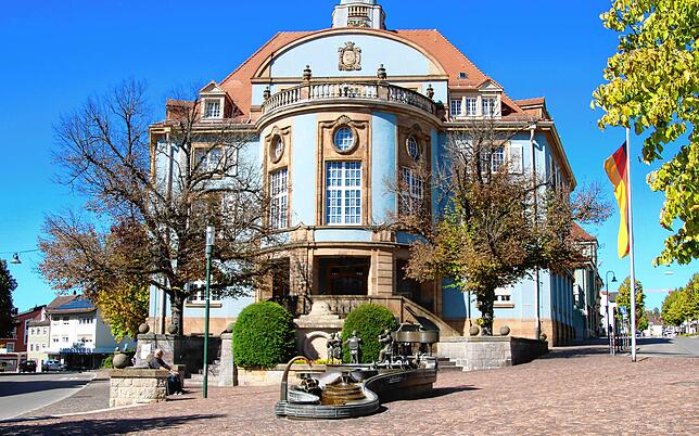 Der Rathausplatz mit dem Musikantenbrunnen bietet das perfekte Fotomotiv für das Brautpaar und die bis zu 24 Gäste nach der Trauung.