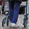 Zwei Senioren mit Rollatoren in der Radolfzeller Altstadt. In Arbeitsgruppen wurden Ideen gesammelt, wie das Leben für ältere Menschen ...