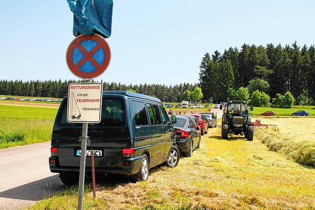 Diesen Anblick gibt es nicht mehr: Wildes Parken am Kirnbergsee 2018.