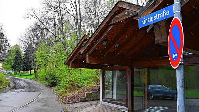 Die Stadt fordert nun das Geld von 30 Falschparkern bei einer Beerdigung vor knapp zwei Wochen doch ein.