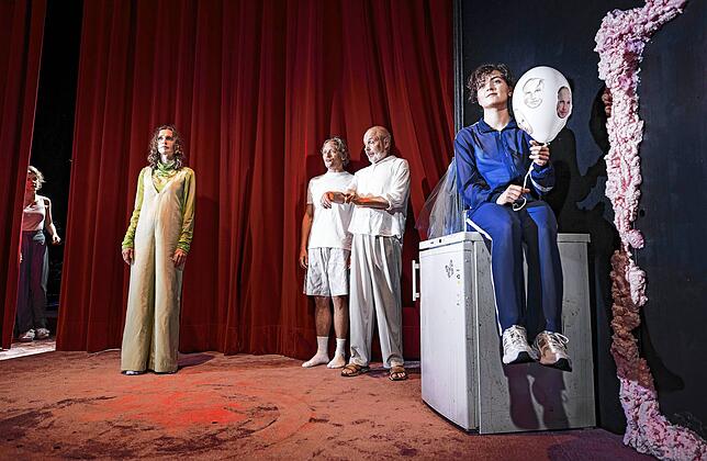 Ein Ballon erinnert an den Altkanzler: War Helmut Kohl etwa schuld am Aufstieg des Rechtspopulismus? Foto: Ilja Meß / Theater Konstanz
