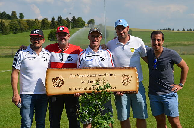 So gratulierten die treuen Sportfreunde vom FC Männedorf, Präsident Sergej Piatella (von rechts) und Michi Müller, dem SV Aasen-Vorstand ...