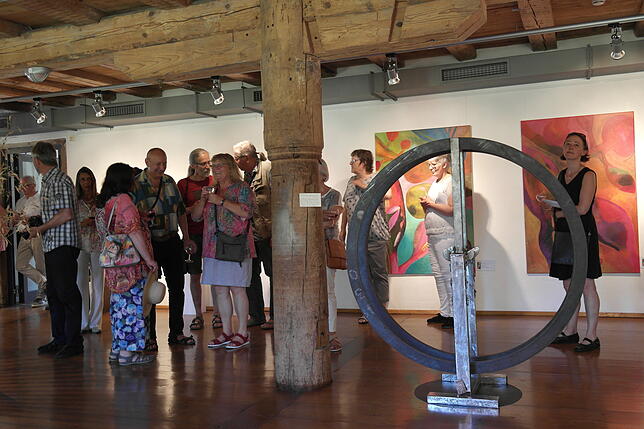 Vernissage der Ausstellung zum zehnjährigen Bestehen des Kunstraums Oberteuringen im Mühlenhof: Künstler, deren Skulpturen auch im ...